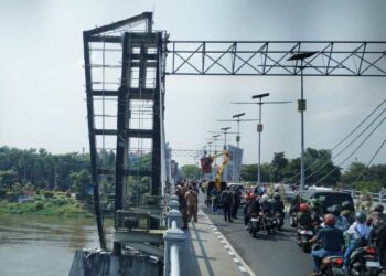 Jembatan Brawijaya Kota Kediri terbakar