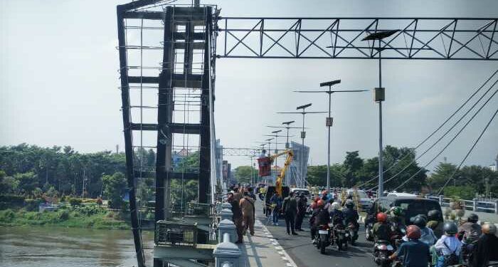 Jembatan Brawijaya Kota Kediri terbakar