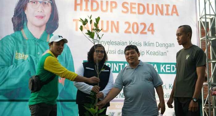 Peringati Hari Lingkungan Hidup Sedunia, Pj Wali Kota Kediri Tanam Pohon di Sumber Dadapan