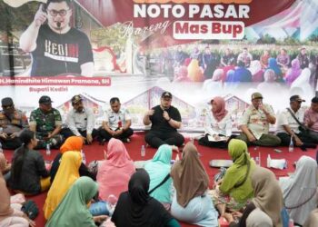 Bupati Kediri Hanindhito Himawan Pramana saat berdialog dengan pedagang (dok Pemkab Kediri)