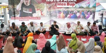 Bupati Kediri Hanindhito Himawan Pramana saat berdialog dengan pedagang (dok Pemkab Kediri)