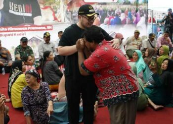 Pedagang Pasar Kandangan saat mendapat kejutan dari Bupati Kediri (dok Pemkab)