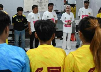 Vinanda Prameswati bersama para pemain IPK
