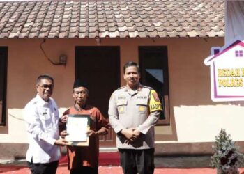 Kapolres Kediri Bantu Mbah Midjan Miliki Rumah Layak Huni
