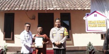 Kapolres Kediri Bantu Mbah Midjan Miliki Rumah Layak Huni