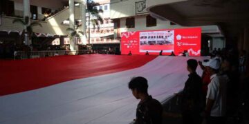 HUT ke-79 RI, Santri Ponpes Wali Barokah Bentangkan Merah Putih Raksasa
