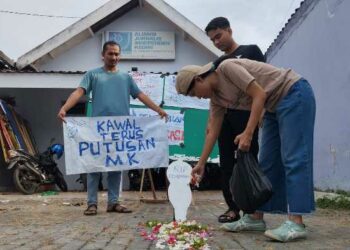 Kecam Upaya Pembangkangan Konstitusi, AJI Kediri Tabur Bunga di “Makam Demokrasi”