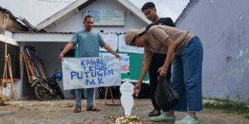 Kecam Upaya Pembangkangan Konstitusi, AJI Kediri Tabur Bunga di “Makam Demokrasi”