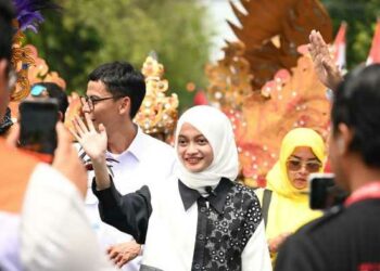 Daftar ke KPU Kota Kediri, Vinanda – Gus Qowim Ditemani Ribuan Masyarakat Kota Kediri