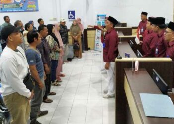 HUT ke-79 RI, Santri Ponpes Wali Barokah Bentangkan Merah Putih Raksasa