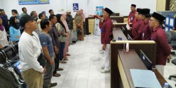 HUT ke-79 RI, Santri Ponpes Wali Barokah Bentangkan Merah Putih Raksasa