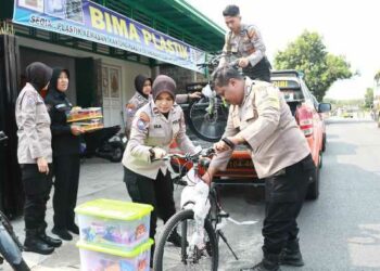 Bocah Kembar Yatim Piatu di Tunge Dapat Bantuan Dari Kapolres Kediri