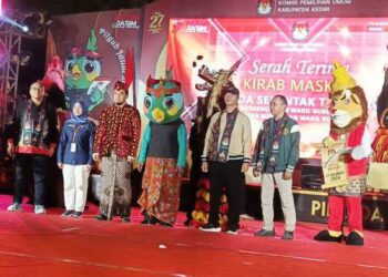 Penyerahan Maskot Dari KPU Kota Kediri ke KPU Kab Kediri Tandai Mulainya Kirab Pilkada Serentak