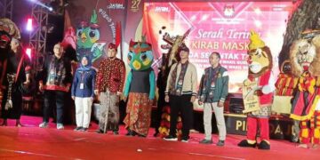 Penyerahan Maskot Dari KPU Kota Kediri ke KPU Kab Kediri Tandai Mulainya Kirab Pilkada Serentak