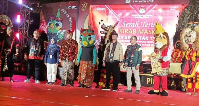 Penyerahan Maskot Dari KPU Kota Kediri ke KPU Kab Kediri Tandai Mulainya Kirab Pilkada Serentak