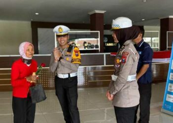 Bentuk Apresiasi, Satlantas Kediri Berikan Bunga – Coklat ke Wajib Pajak