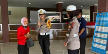 Bentuk Apresiasi, Satlantas Kediri Berikan Bunga – Coklat ke Wajib Pajak
