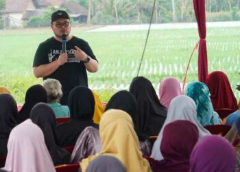 Meski Diguyur Hujan, Warga Desa Brumbung Tetap Antusias Berdialog dengan Mas Dhito
