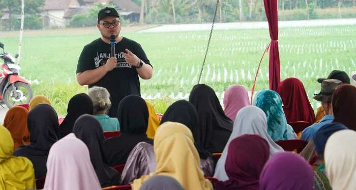 Meski Diguyur Hujan, Warga Desa Brumbung Tetap Antusias Berdialog dengan Mas Dhito