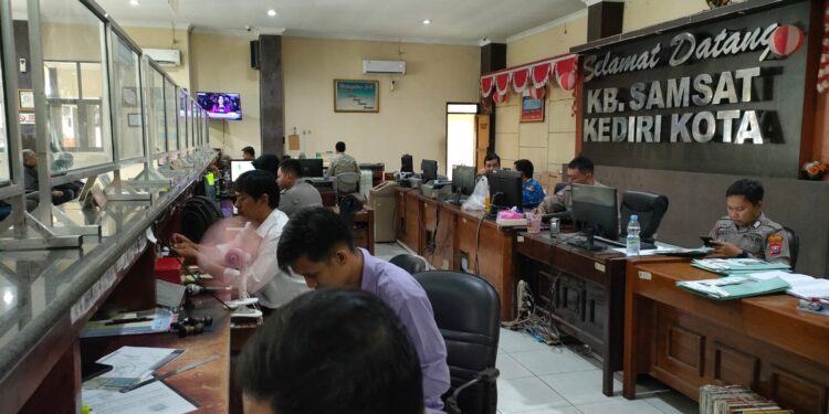Samsat Kediri Kota Layani Para Wajib Pajak Dengan Sepenuh Hati