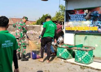 Koramil 0809/23 Kunjang Gelar Karya Bakti, Bersama Masyarakat Bersihkan Pasar