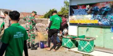 Koramil 0809/23 Kunjang Gelar Karya Bakti, Bersama Masyarakat Bersihkan Pasar