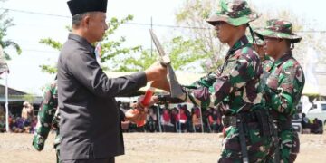 Dansatgas TMMD 122 Kodim 0809/Kediri Bagikan Paket Sembako Untuk Warga