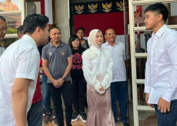 Dansatgas TMMD 122 Kodim 0809/Kediri Bagikan Paket Sembako Untuk Warga