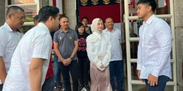 Dansatgas TMMD 122 Kodim 0809/Kediri Bagikan Paket Sembako Untuk Warga
