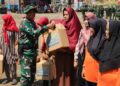 Dansatgas TMMD 122 Kodim 0809/Kediri Bagikan Paket Sembako Untuk Warga