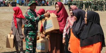 Dansatgas TMMD 122 Kodim 0809/Kediri Bagikan Paket Sembako Untuk Warga