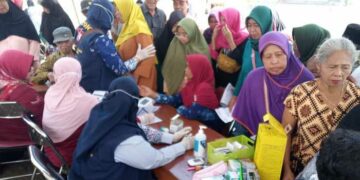 Dansatgas TMMD 122 Kodim 0809/Kediri Bagikan Paket Sembako Untuk Warga