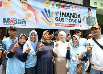 Dansatgas TMMD 122 Kodim 0809/Kediri Bagikan Paket Sembako Untuk Warga