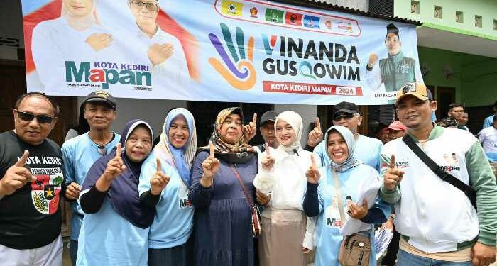 Dansatgas TMMD 122 Kodim 0809/Kediri Bagikan Paket Sembako Untuk Warga