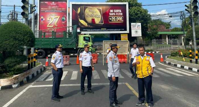 Jembatan Semampir Ditutup Untuk Uji Beban, Dishub Kota Kediri Tambah Personel di Persimpangan