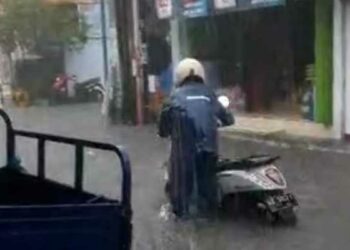 Jalan Kaki Susuri Bandar Kidul, Gus Qowim Kenalkan Sapta Cipta Kediri Mapan Pada Warga