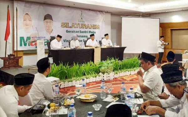 Jalan Kaki Susuri Bandar Kidul, Gus Qowim Kenalkan Sapta Cipta Kediri Mapan Pada Warga