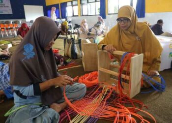Serahkan BLT DBHCHT Untuk 69 Pekerja Pabrik Rokok, Pj Wali Kota Kediri Ingatkan Hal Berikut