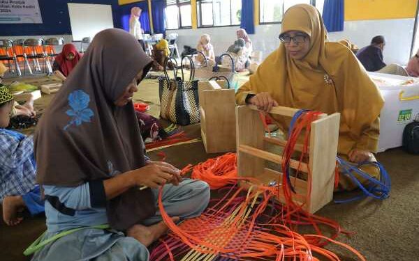 Serahkan BLT DBHCHT Untuk 69 Pekerja Pabrik Rokok, Pj Wali Kota Kediri Ingatkan Hal Berikut