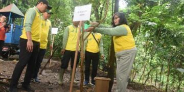 Hari Menanam Pohon Sedunia, Pj Wali Kota Kediri Bersama Komunitas Hijaukan Sumber Cakarwesi