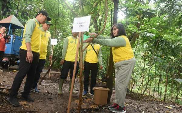 Hari Menanam Pohon Sedunia, Pj Wali Kota Kediri Bersama Komunitas Hijaukan Sumber Cakarwesi