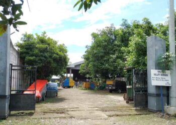 Komitmen Jaga Kelestarian Air, DLHKP Kota Kediri Pasang Papan Larangan Buang Limbah Cair ke Sungai