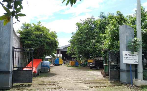 Komitmen Jaga Kelestarian Air, DLHKP Kota Kediri Pasang Papan Larangan Buang Limbah Cair ke Sungai