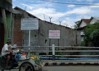 Komitmen Jaga Kelestarian Air, DLHKP Kota Kediri Pasang Papan Larangan Buang Limbah Cair ke Sungai
