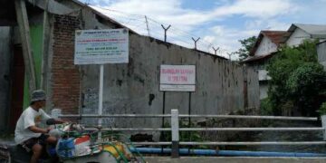 Komitmen Jaga Kelestarian Air, DLHKP Kota Kediri Pasang Papan Larangan Buang Limbah Cair ke Sungai
