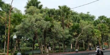 Komitmen Jaga Kelestarian Air, DLHKP Kota Kediri Pasang Papan Larangan Buang Limbah Cair ke Sungai