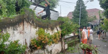 Ciptakan Lingkungan Bersih dan Sehat, Warga Gang Bayan Jamsaren adakan Kerja Bakti Rutin