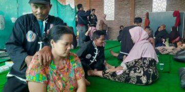 Aksi Mulia Pendekar IKSPI Kera Sakti, Puluhan Warga Kediri Terbantu Pengobatan Alternatif Gratis