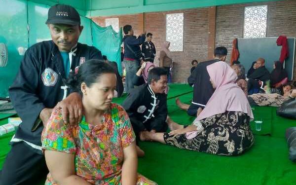 Aksi Mulia Pendekar IKSPI Kera Sakti, Puluhan Warga Kediri Terbantu Pengobatan Alternatif Gratis