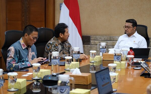 Manfaatkan Produk Ekraf, Menekraf Bahas Kolaborasi Event dengan PHRI